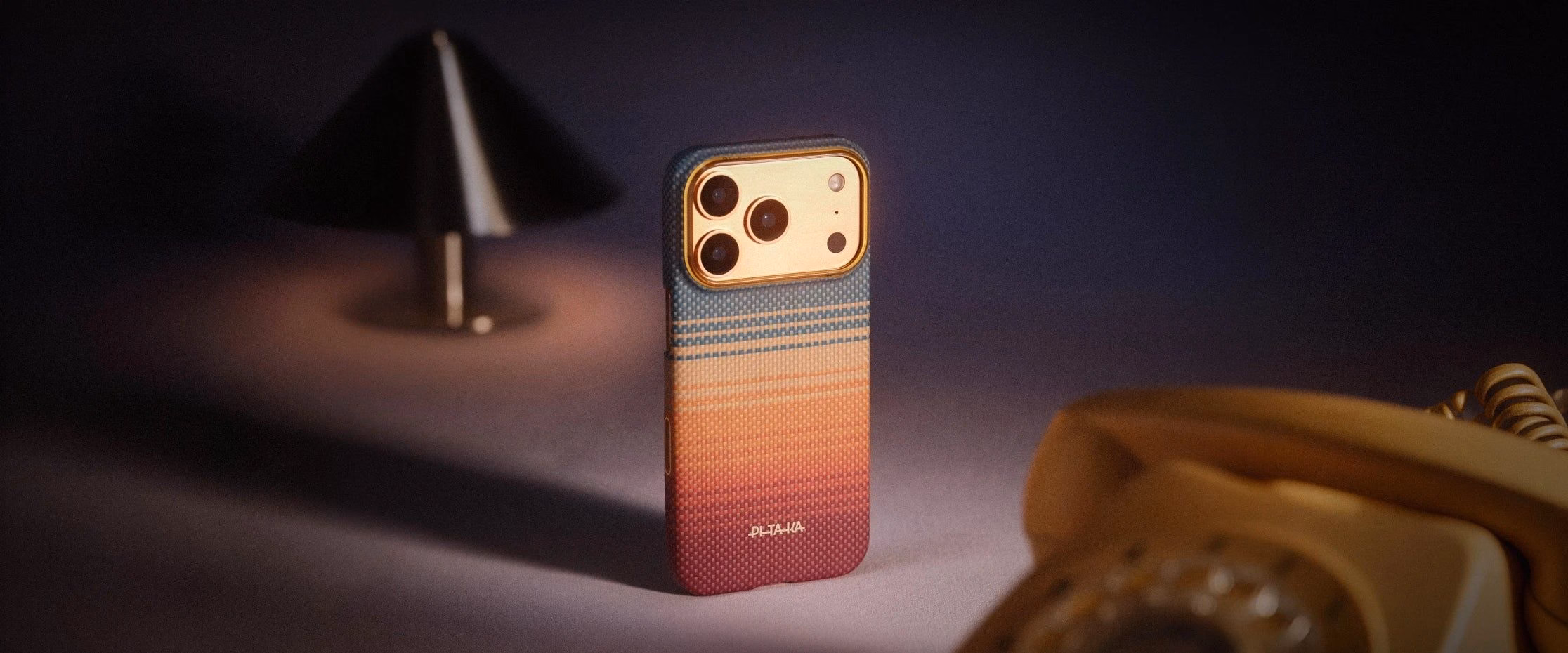 Чохол Pitaka California Dream-01 на iPhone Air лежить на столі