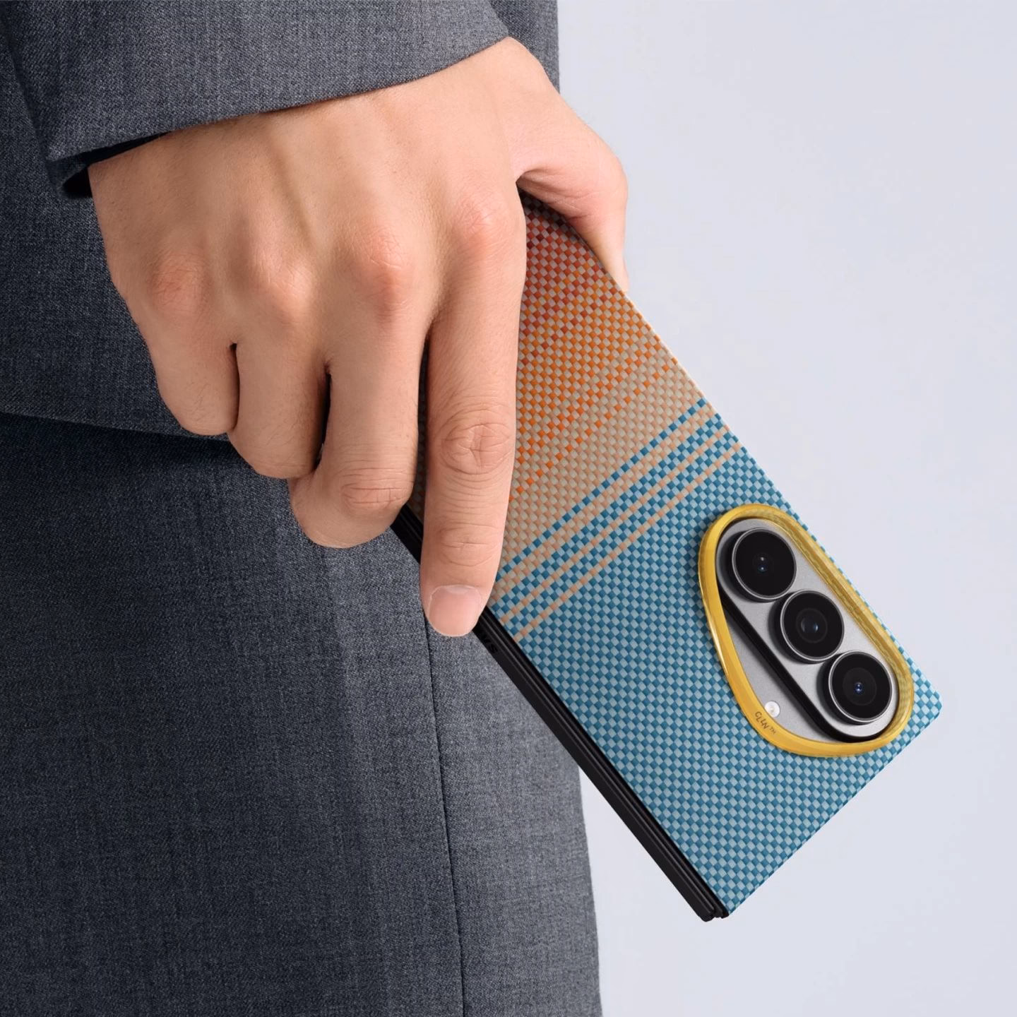 Чоловік тримає Samsung Galaxy Z Fold 8 Ultra у чохлі Pitaka California Dream