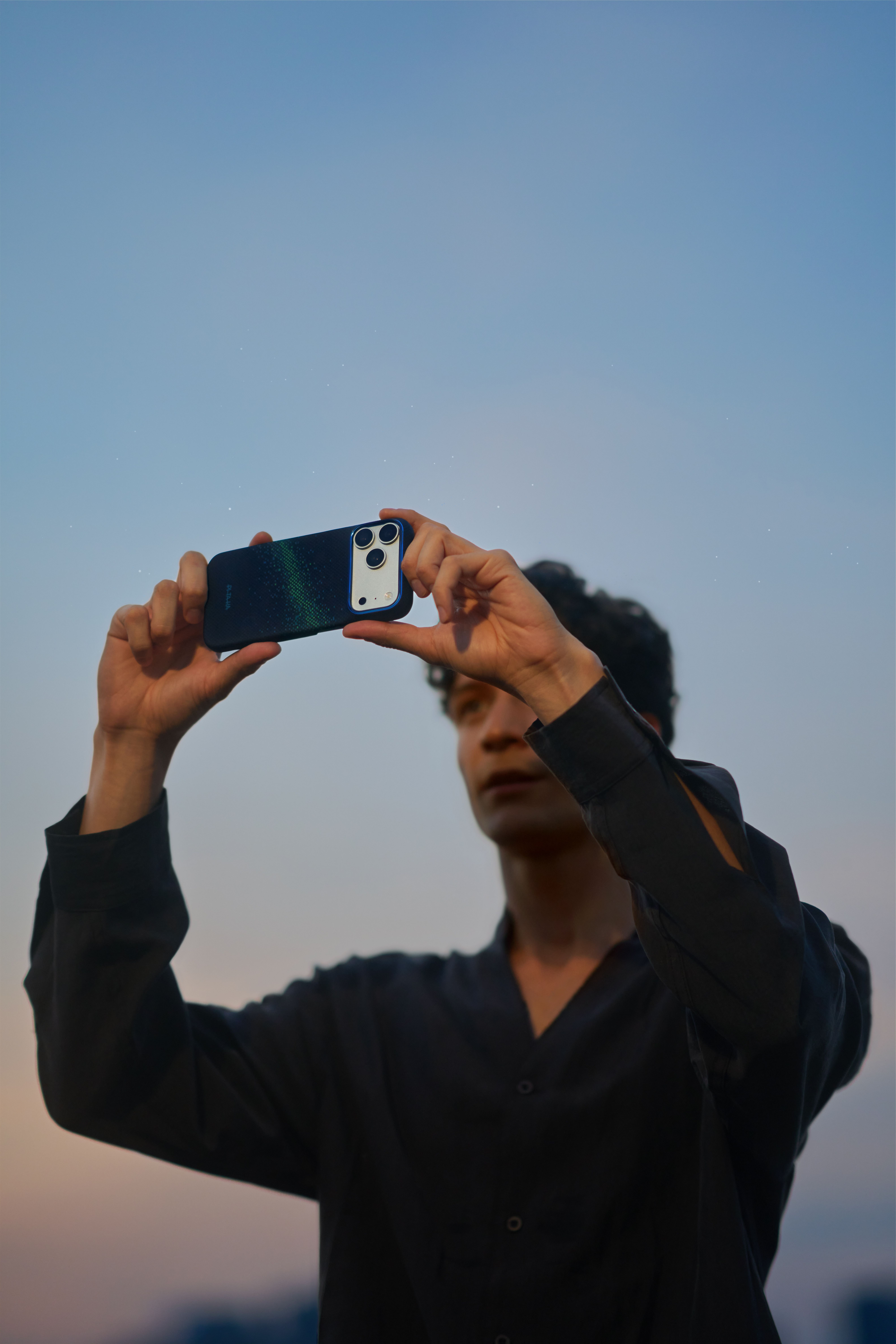 Чоловік фотографує на iPhone в чохлі Pitaka Edge