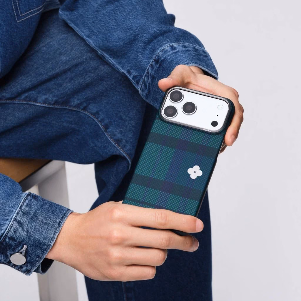 Чоловік сидить і тримає iPhone Air у чохлі Pitaka Flora
