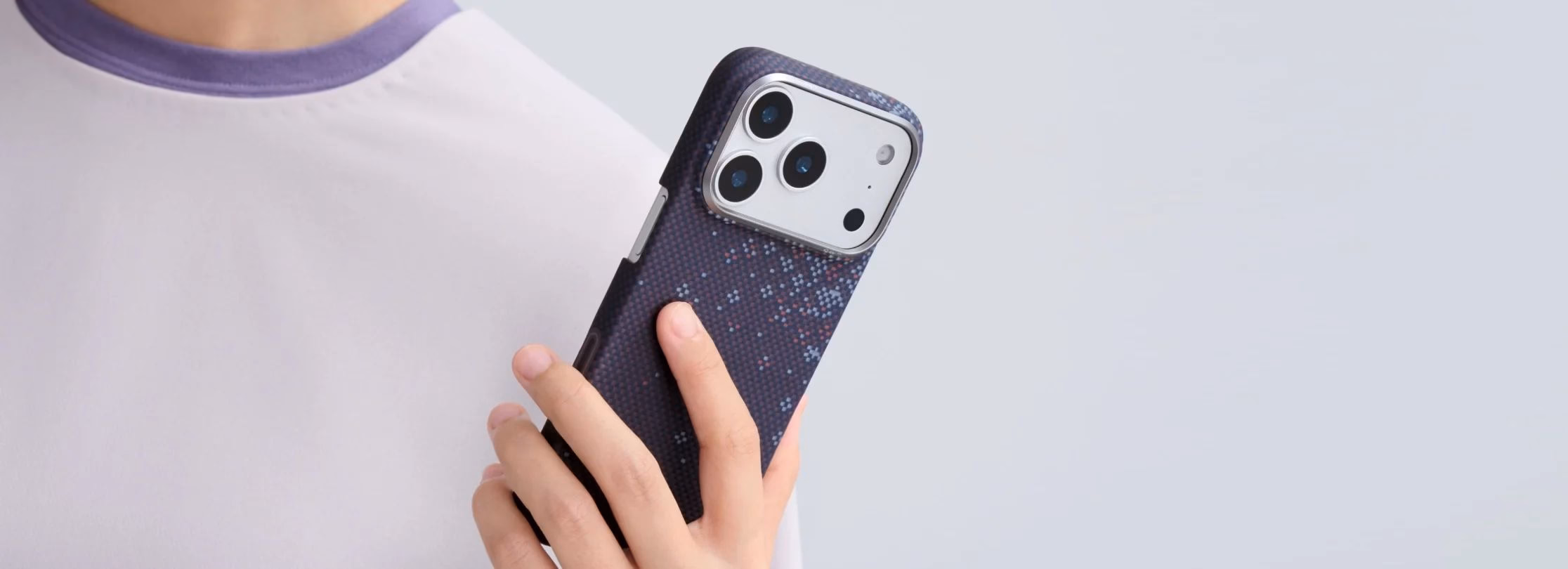 Лімітований чохол Pitaka Sakura Hours Twilight Violet для iPhone Air в руці
