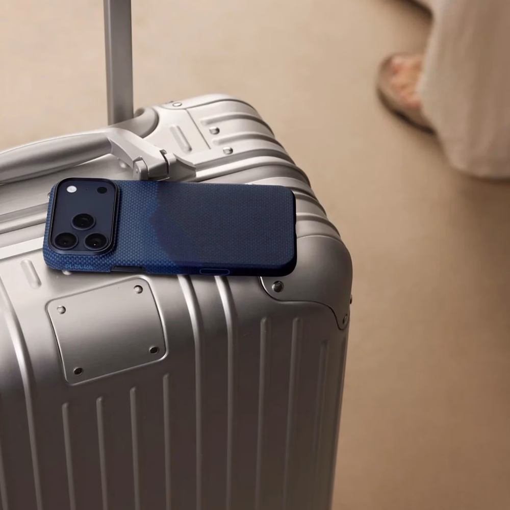 iPhone 16 Plus в чохлі Pitaka на валізі