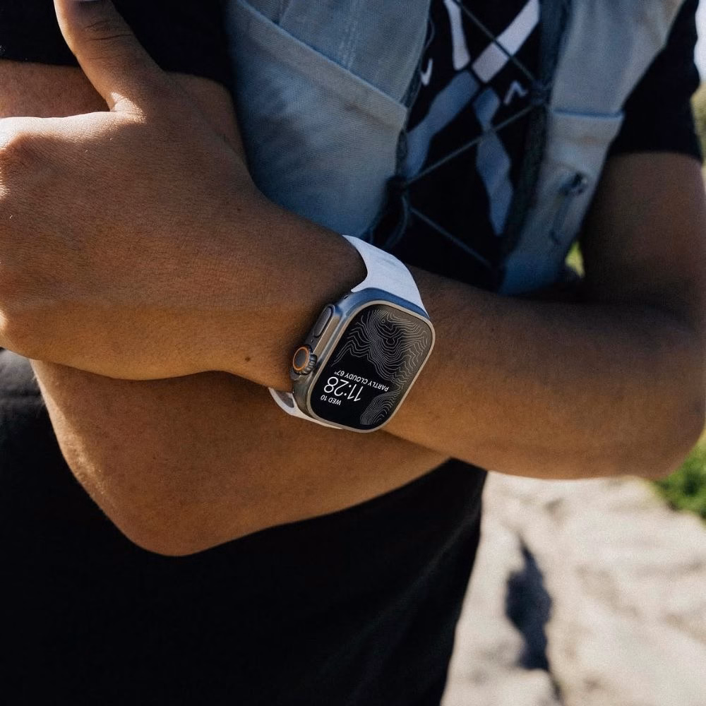 Apple Watch Ultra на білому ремінці, зносостійкий матеріал для тренувань та аутдор активностей