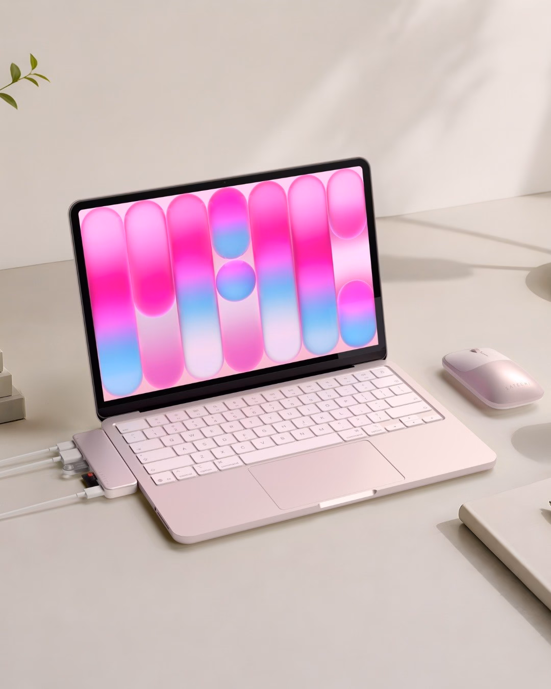 Повний робочий сетап: рожевий MacBook, хаб Satechi Snap та мишка