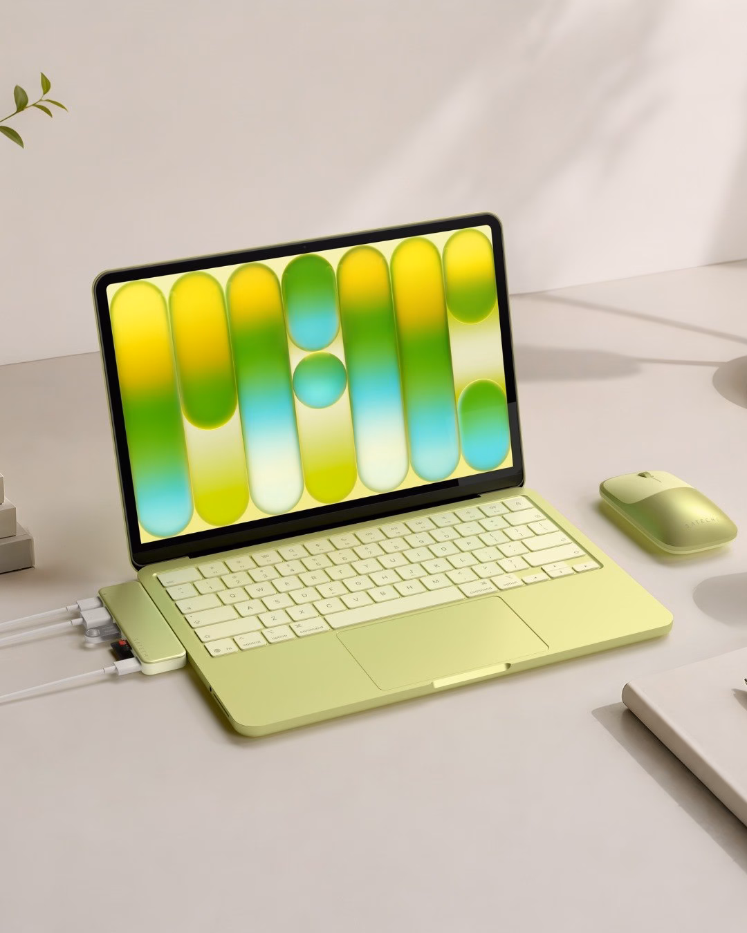Салатова миша Satechi Slim EX Citrus з хабом та MacBook (інший ракурс)