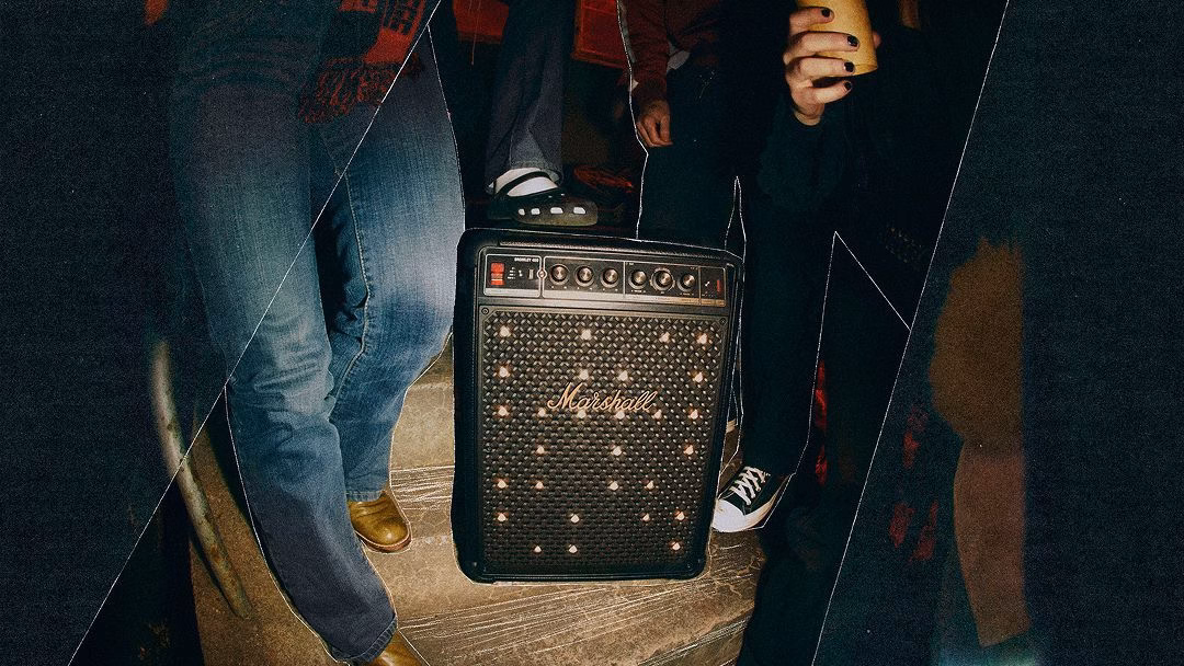 Підсвічування акустичної системи Marshall Bromley 450 Black and Brass під час вечірнього заходу