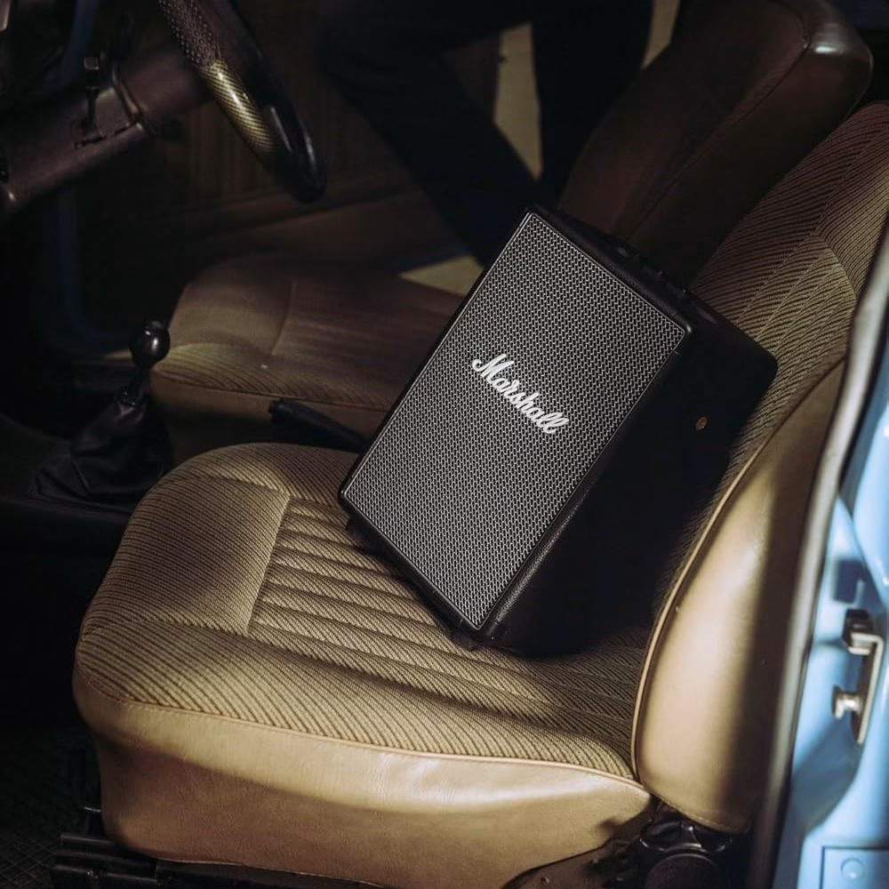 Колонка Marshall Tufton Black and Brass на сидінні автомобіля