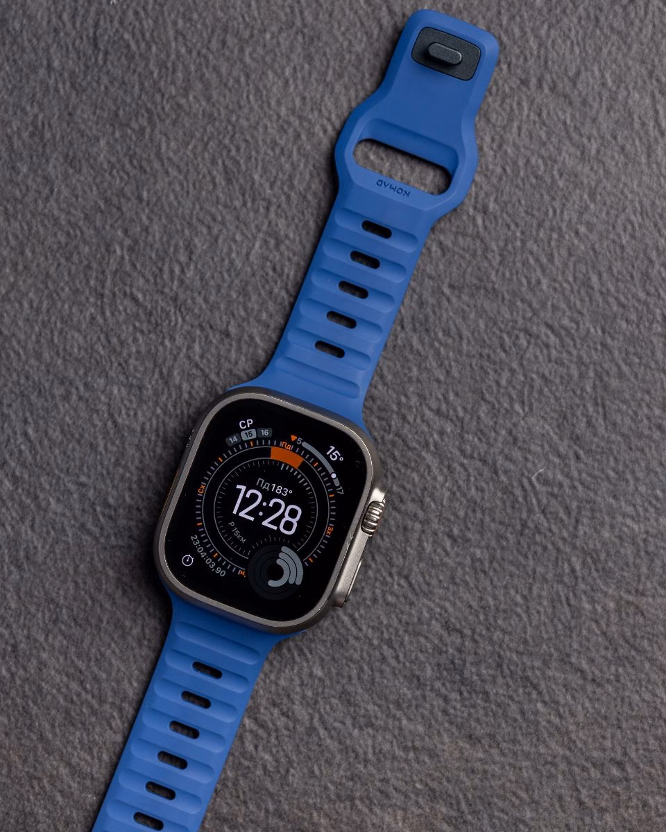Розгорнутий синій ремінець Nomad Sport Band із застібкою pin-and-tuck для Apple Watch 45mm/49mm, преміальний силікон FKM від бренду Nomad