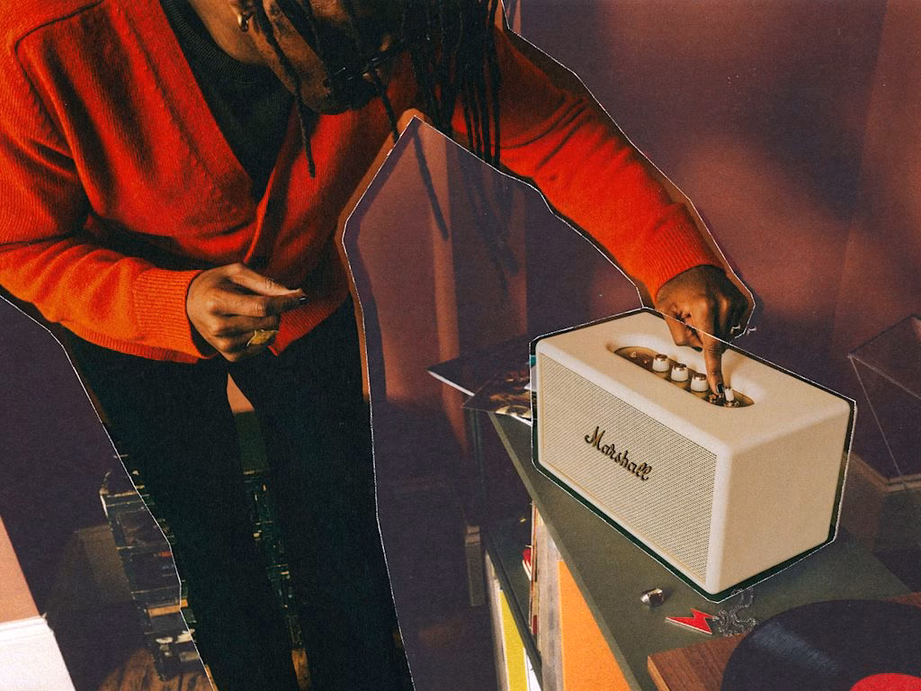 Керування музикою за допомогою латунних регуляторів на Marshall Stanmore IV