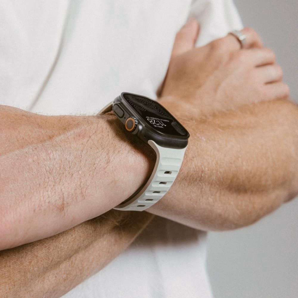 Спортивний силіконовий ремінець Nomad Sport Band White для Apple Watch Ultra на зап'ясті